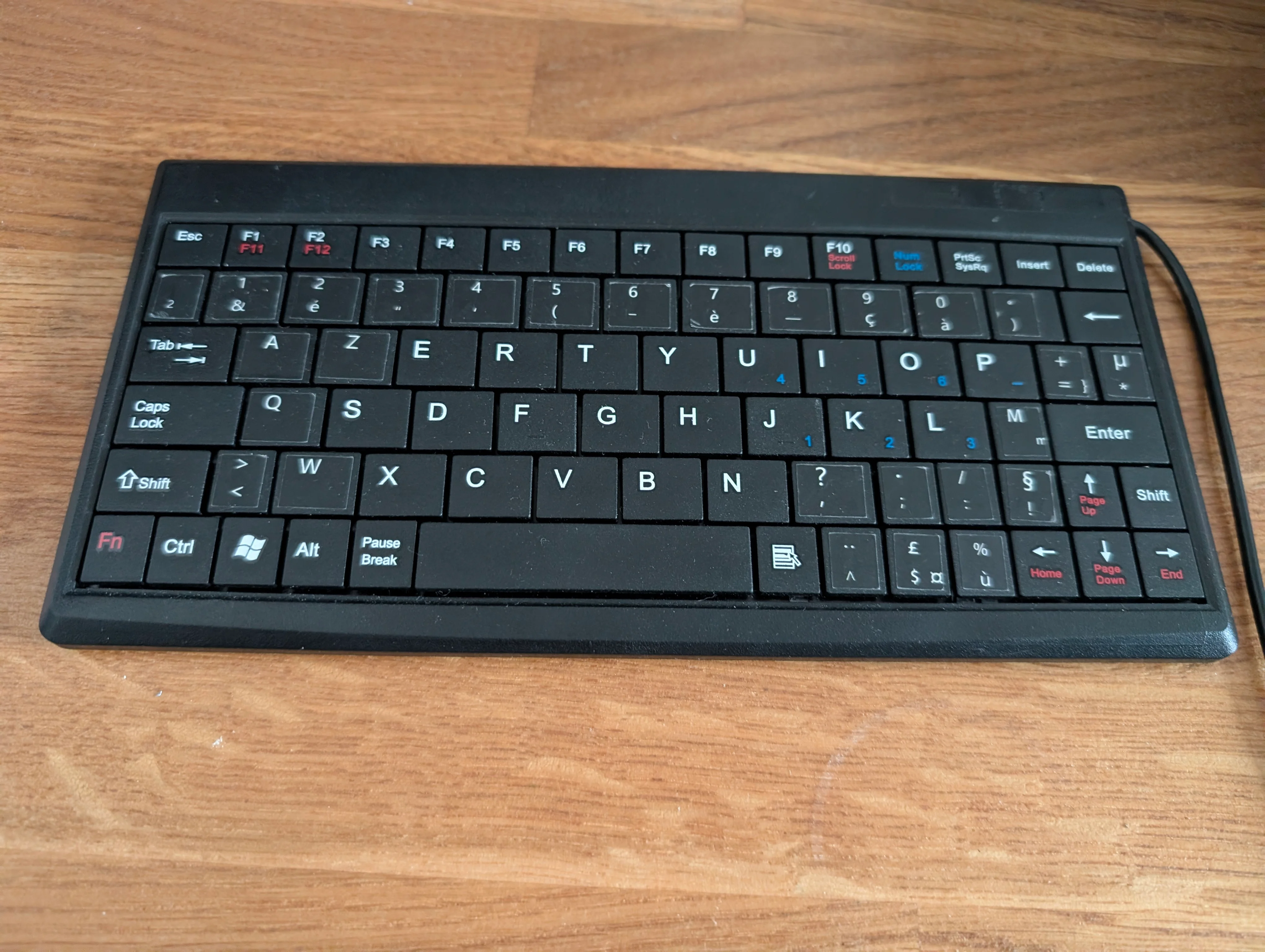 Small keyboard with wire